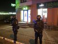 policjanci przed Żabką