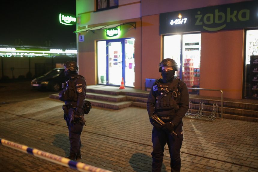 policjanci przed Żabką