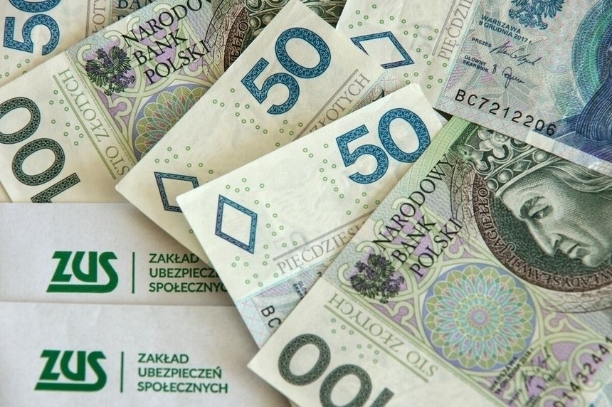 pieniądze i koperty z ZUS