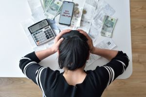 Banki ograniczają kredyty. Klienci ratują się chwilówkami