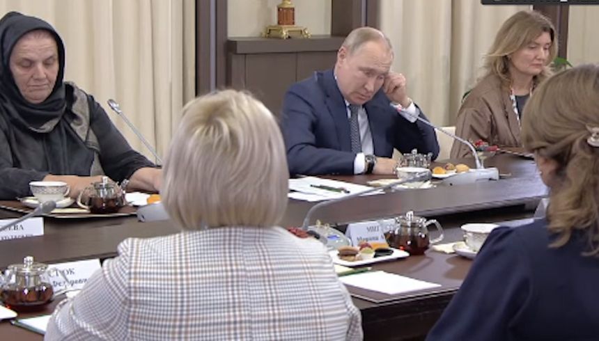 Putin i matki poległych Rosjan