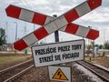 Przeszedł przez tory przy zamkniętym szlabanie. Szokujące słowa