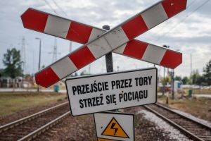 Przeszedł przez tory przy zamkniętym szlabanie. Szokujące słowa