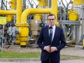 Mateusz Morawiecki przed gazociągiem
