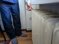 mieszkaniec regulujący grzanie kaloryfera