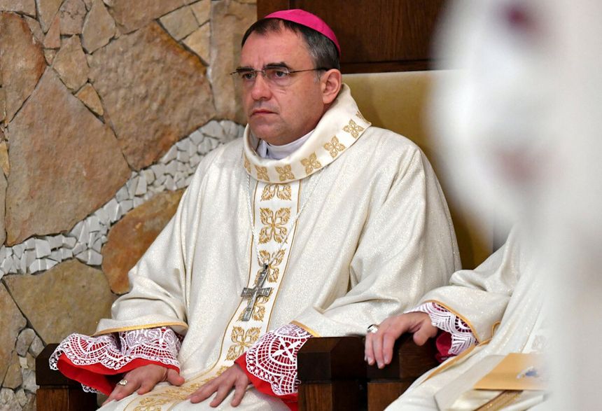 Atak nożem na kierowcę biskupa Roberta Chrząszcza