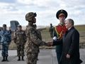 Władimir Putin z żołnierzami