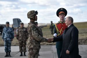 Władimir Putin z żołnierzami
