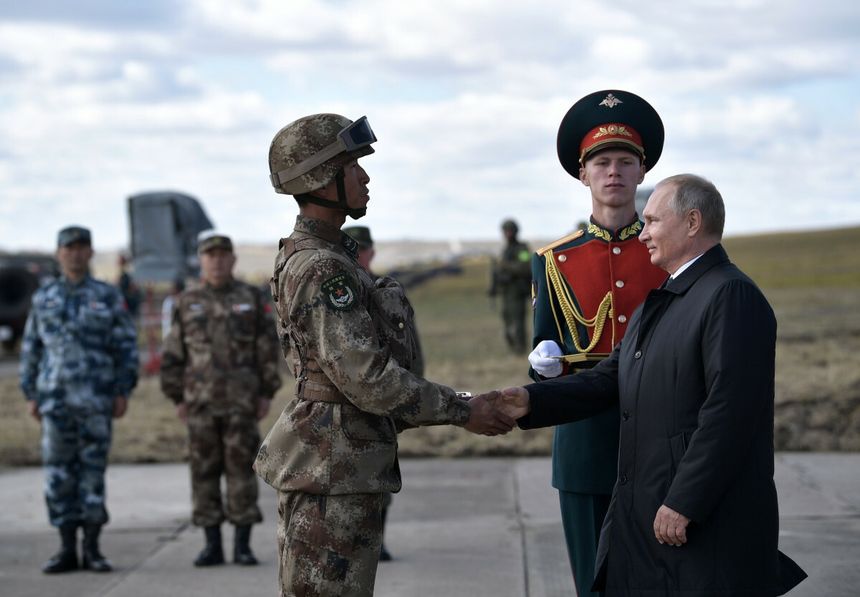 Władimir Putin z żołnierzami