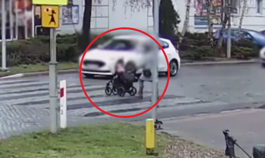 Matka z wózkiem na przejściu dla pieszych