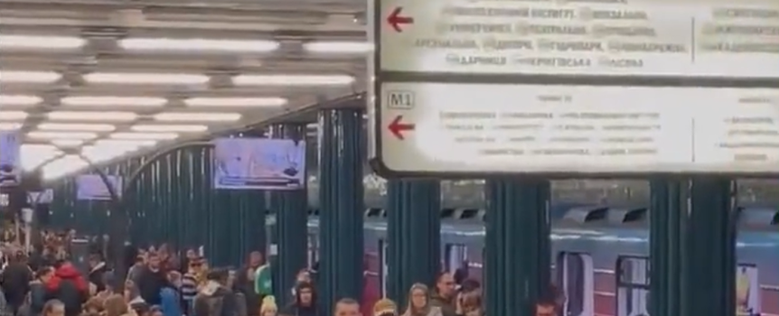 Mieszkańcy Kijowa schornili się przed rakietami na stacji metra Nywky w Kijowie