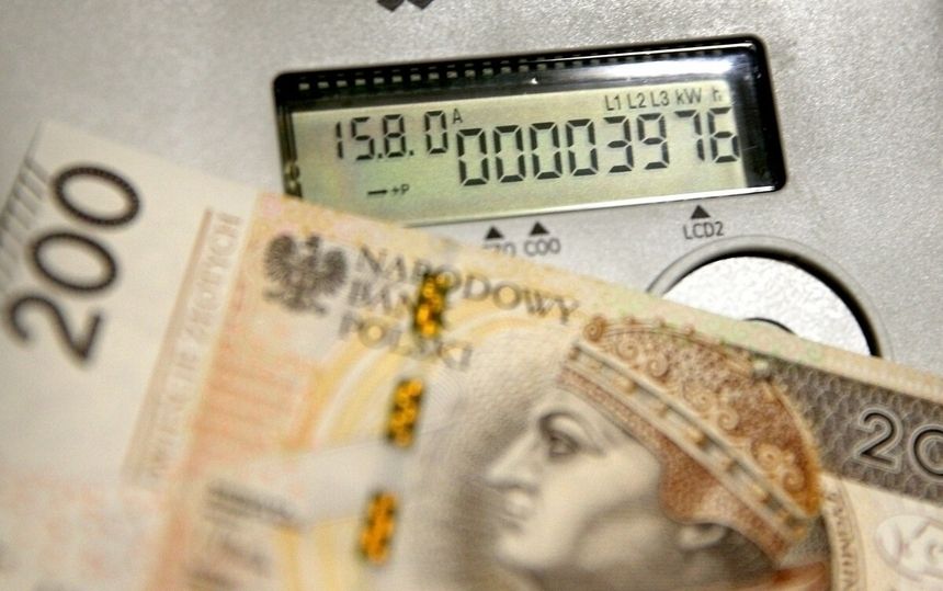 pieniądze i licznik elektryczny