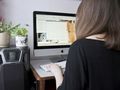 kobieta pracująca zdalnie z domu