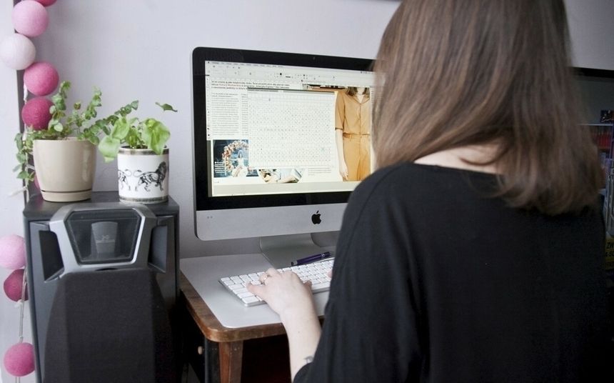 kobieta pracująca zdalnie z domu