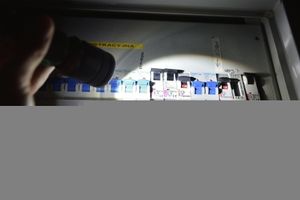 bezpieczniki elektryczne podświetlone latarką