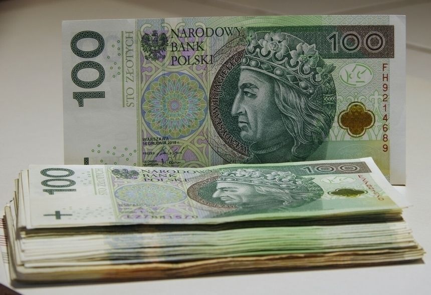 plik banknotów 100 zł