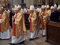 biskupi przechodzący przez kościół