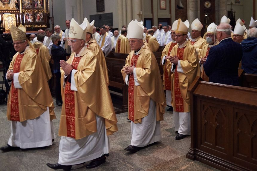 biskupi przechodzący przez kościół