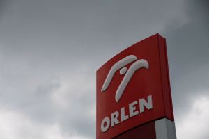 logo Orlenu na tle nieba