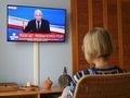 kobieta oglądająca telewizję