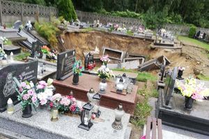 Zapadła się ziemia na cmentarzu. Zwołano sztab kryzysowy
