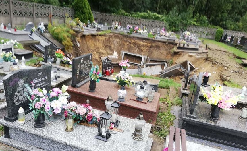 Zapadła się ziemia na cmentarzu. Zwołano sztab kryzysowy
