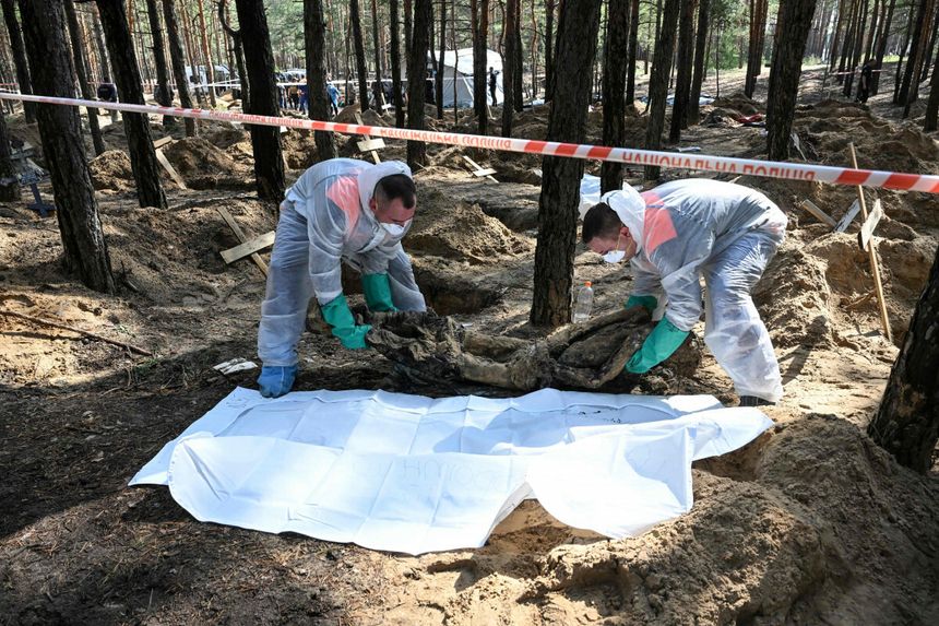 Ślady tortur na ofierze zbrodni Rosjan w Izium