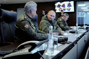 Walerij Gierasimow, Władimir Putin i Siergiej Szojgu przyglądają się ćwiczeniom wojskowym "Wostok 2022"