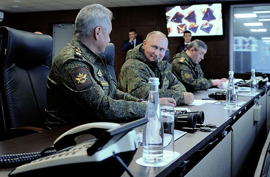 Walerij Gierasimow, Władimir Putin i Siergiej Szojgu przyglądają się ćwiczeniom wojskowym "Wostok 2022"