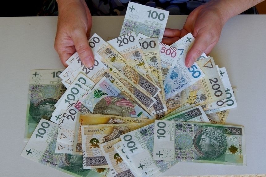 pieniądze w banknotach 500, 200 i 100 zł