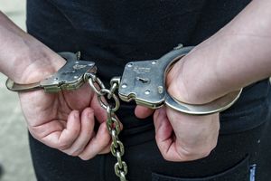 Mężczyzna w kajdankach