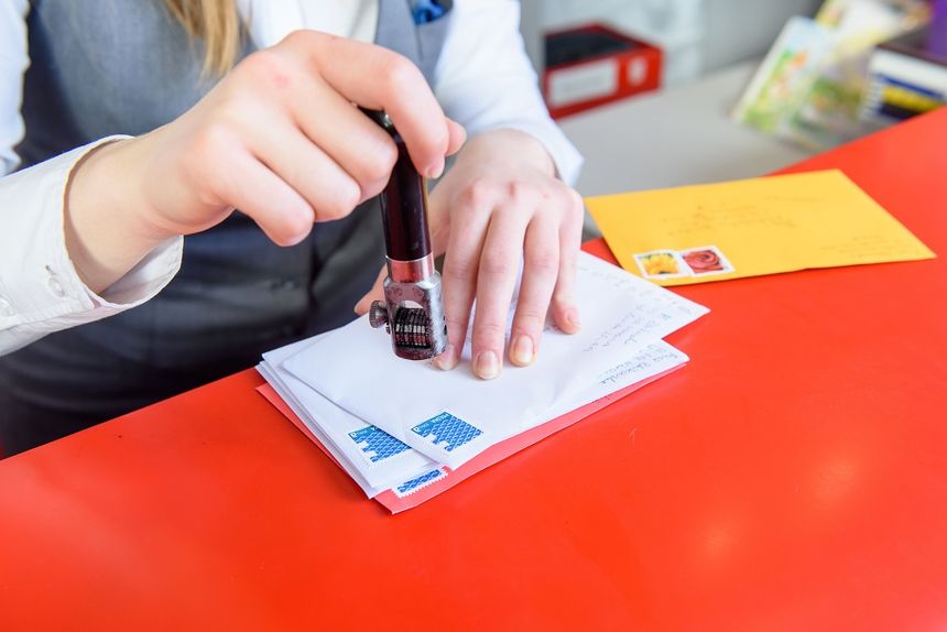 przybijanie pieczątki na wysyłanych listach