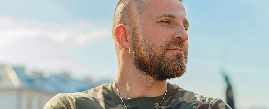 Mateusz Sobiecki pracuje w wojsku i jest gejem