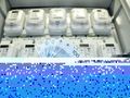 plik banknotów przed licznikami energii elektrycznej