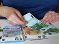 seniorka licząc euro
