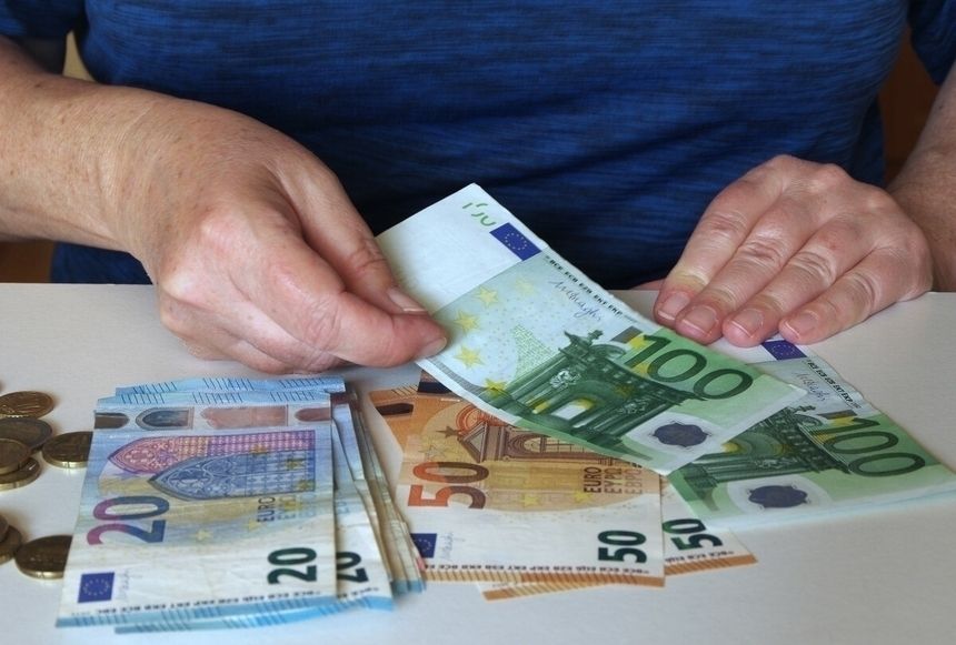 seniorka licząc euro