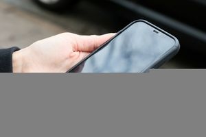 smartfon z wyłączonym ekranem