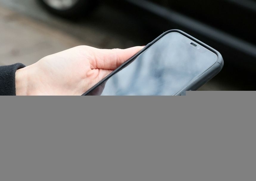 smartfon z wyłączonym ekranem
