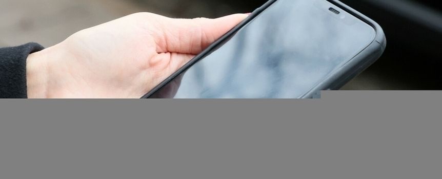 smartfon z wyłączonym ekranem