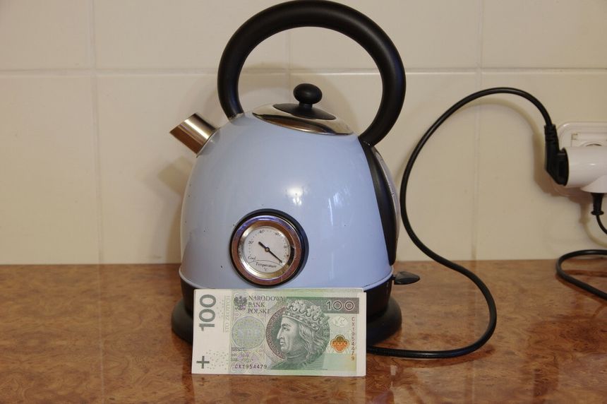 czajnik elektryczny i pieniądze