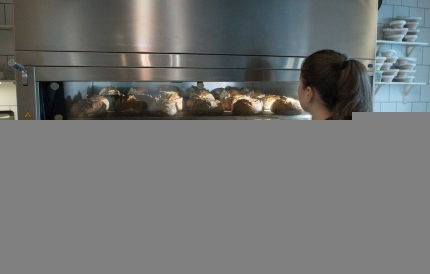 kobieta piekąca chleb w piekarni