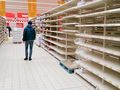 klient między pustymi półkami w markecie