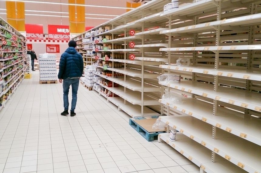 klient między pustymi półkami w markecie