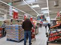 klienci na zakupach w hipermarkecie