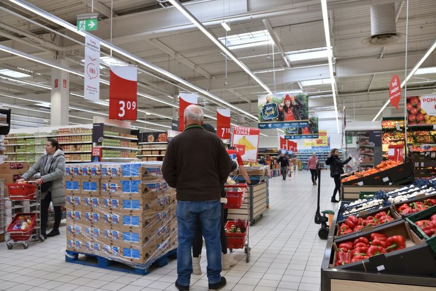 klienci na zakupach w hipermarkecie