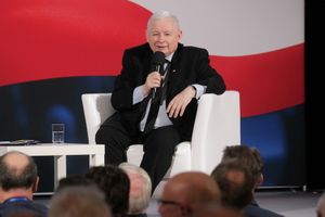 Kaczyński o dawaniu w szyję
