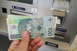 Weekendowe przerwy w bankach. Przez zmianę czasu nie wypłacimy pieniędzy