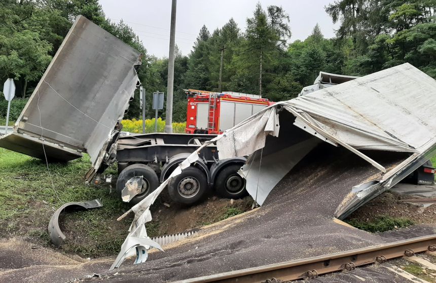 Pociąg zmiażdżył ciężarówkę na przejeździe