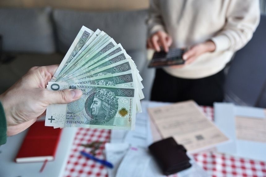 plik banknotów 100 zł