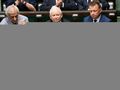 Jarosław Kaczyński bijący brawo Mateuszowi Morawieckiemu